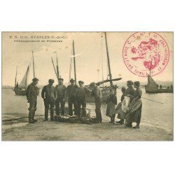 carte postale ancienne 62 ETAPLES. Débarquement du Poisson 1914. Métiers de la Mer. Tampon Militaire