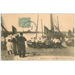 carte postale ancienne 62 ETAPLES. Mise à l'eau d'un Bateau de Pêche 1907. Métiers de la Mer.
