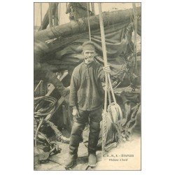 carte postale ancienne 62 ETAPLES. Pêcheur à bord 1910