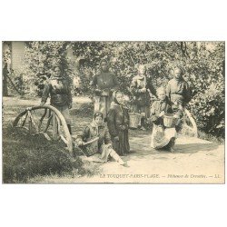 carte postale ancienne 62 LE TOUQUET-PARIS-PLAGE. Pêcheuses de Crevettes vers 1911. Métiers de la Mer