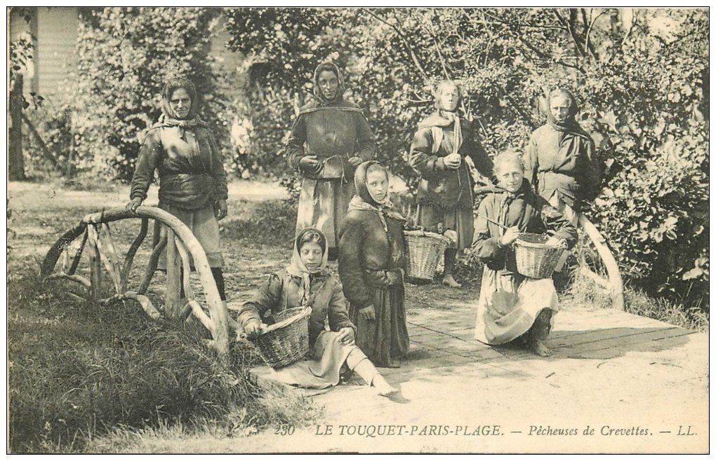 62 LE TOUQUET-PARIS-PLAGE. Pêcheuses de Crevettes vers 1911. Métiers de la Mer