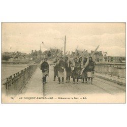 carte postale ancienne 62 LE TOUQUET-PARIS-PLAGE. Pêcheuses sur le Pont. Métiers de la Mer