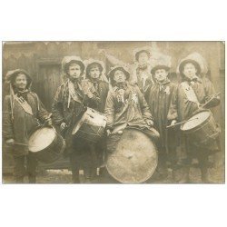 62 LIEVIN. Les Conscrits Tambours classe 1915. Carte Photo Rare + article dans le journal