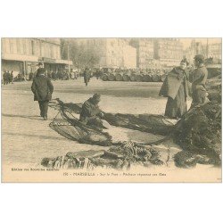 carte postale ancienne 13 MARSEILLE. Sur le Port Pêcheur réparant ses filets