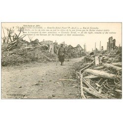 carte postale ancienne 62 NEUVILLE-SAINT-VAAST. WAAST. Rue de Givenchy avec Militaire Poilu. Guerre 914-1918