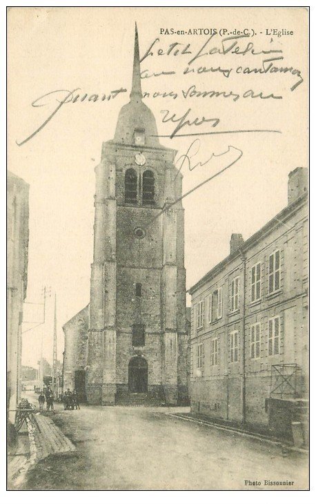 carte postale ancienne 62 PAS-EN-ARTOIS. L'eglise animée 1915