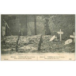 carte postale ancienne 62 VERMELLES. Guerre 1914. Deux Tombes dans les ruines 1915