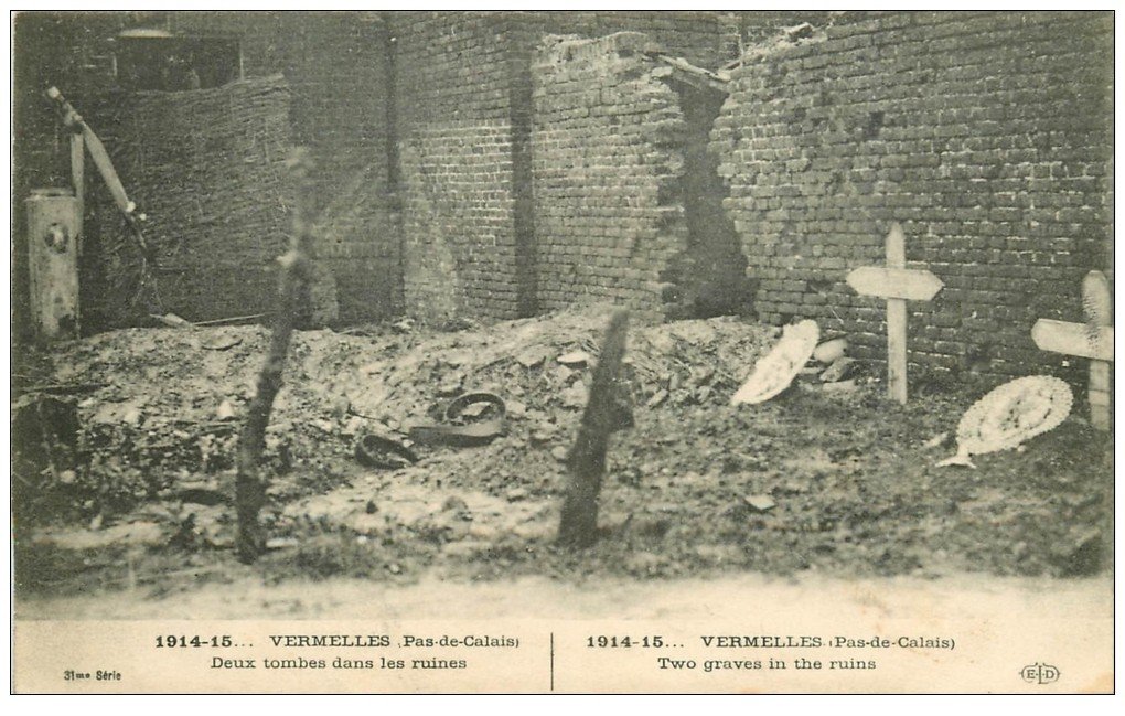 carte postale ancienne 62 VERMELLES. Guerre 1914. Deux Tombes dans les ruines 1915