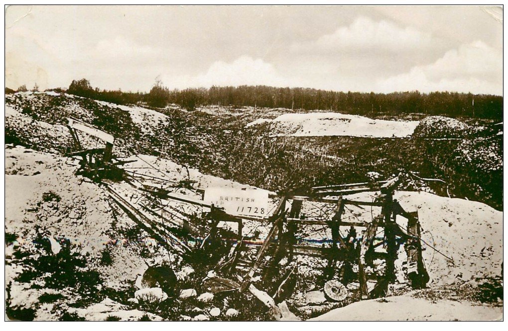 carte postale ancienne 62 VIMY RIDGE. Débris d'Aéroplane. Carte Photo émaillographie