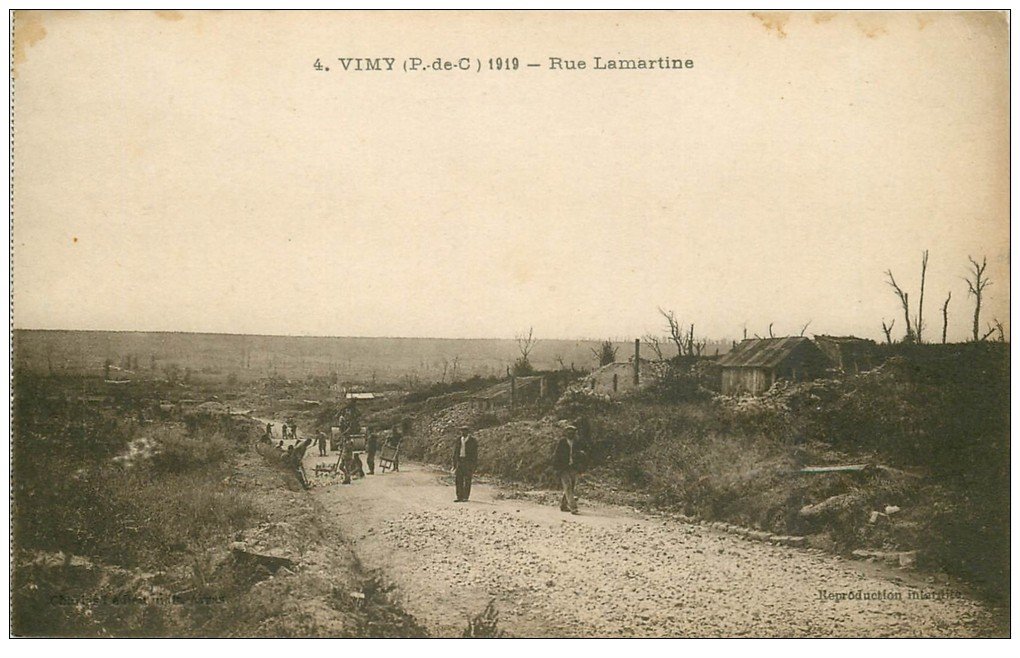 carte postale ancienne 62 VIMY. Rue Lamartine animée