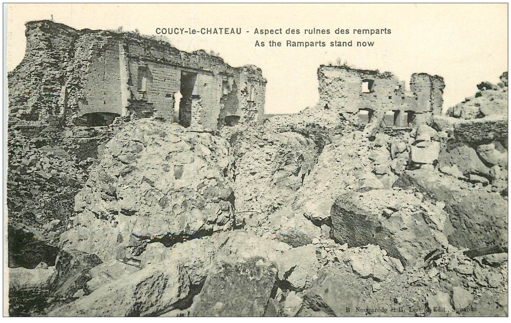carte postale ancienne 02 COUCY-LE-CHATEAU. Ruines des Remparts