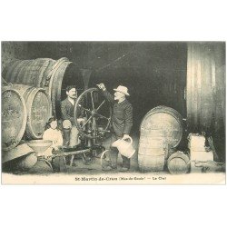 carte postale ancienne 13 SAINT-MARTIN-DE-CRAU. Le Chai. Tonneaux de vin et Machine à bouchons. Vigneron et Viticole