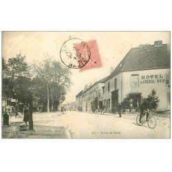 carte postale ancienne 70 GY. Route de Bucey Hôtel du Cheval Noir 1906 et Facteur à vélo