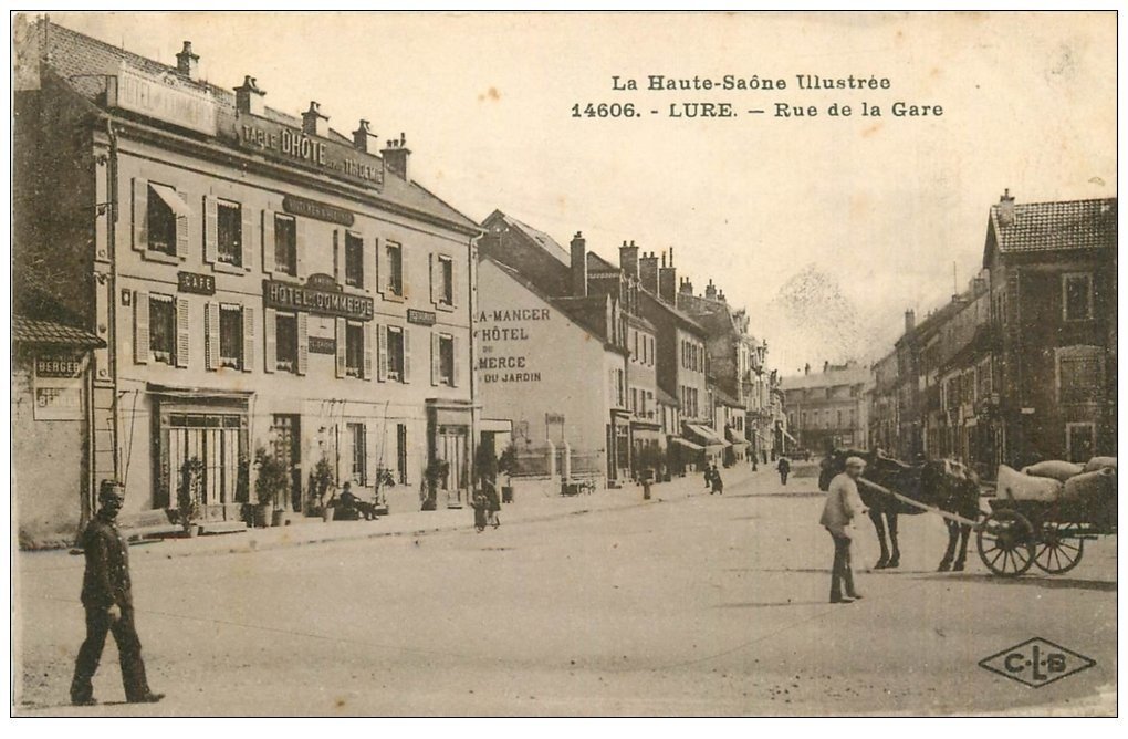 carte postale ancienne 70 LURE. Hôtel du Commerce Rue de la Gare. Affiches Absinthe Berger à gauche