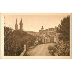 carte postale ancienne 13 SAINT-MICHEL-DE-FRIGOLET. Ancienne Entrée du Monastère. Voiture