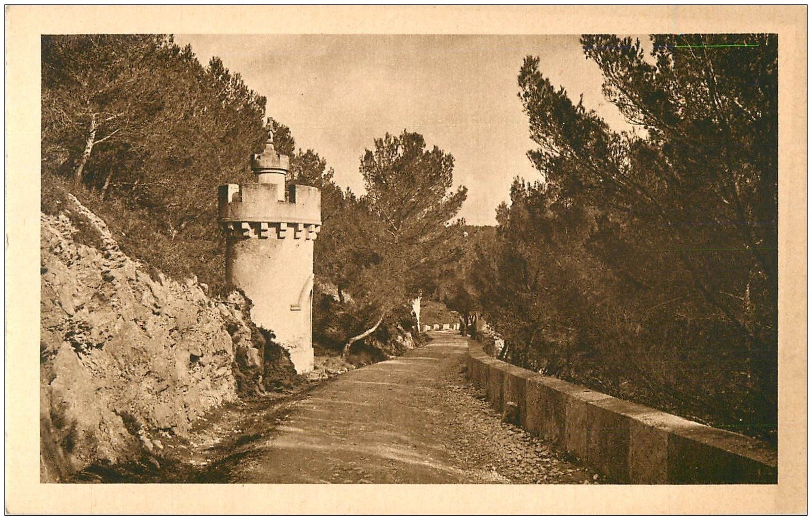 carte postale ancienne 13 SAINT-MICHEL-DE-FRIGOLET. Route Abbaye. Station du Chemin de la Croix