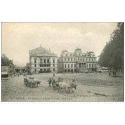 carte postale ancienne 71 AUTUN. Théâtre et Hôtel de Ville attelages Boeufs