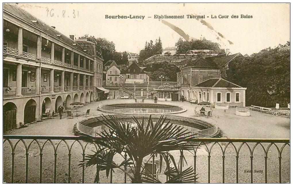 carte postale ancienne 71 BOURBON-LANCY. Cour des Bains Etablissement Thermal 1931