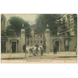 carte postale ancienne 71 CHALON-SUR-SAONE. Caserne Carnot. Corvée de balayage pour Militaires 1905