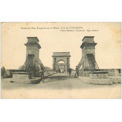 carte postale ancienne 13 TARASCON. Entrée du Pont Suspendu sur le Rhône