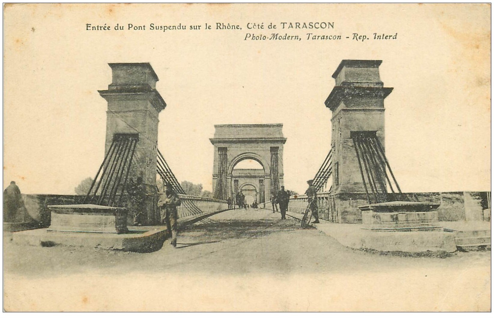 carte postale ancienne 13 TARASCON. Entrée du Pont Suspendu sur le Rhône