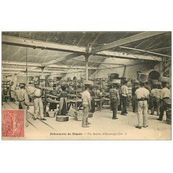carte postale ancienne 71 DIGOIN. Atelier d'Encastage à la Faïencerie 1907