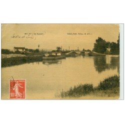 carte postale ancienne 71 MELAY. Péniche sur le Bassin. Carte Toilée vers 1910