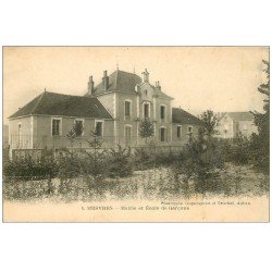 carte postale ancienne 71 MESVRES. Mairie et Ecole de Garçons 1926