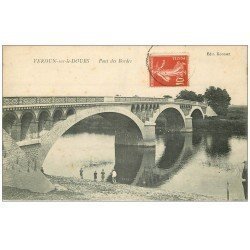carte postale ancienne 71 VERDUN-SUR-LE-DOUBS. Pont de Bordes 1912 animation