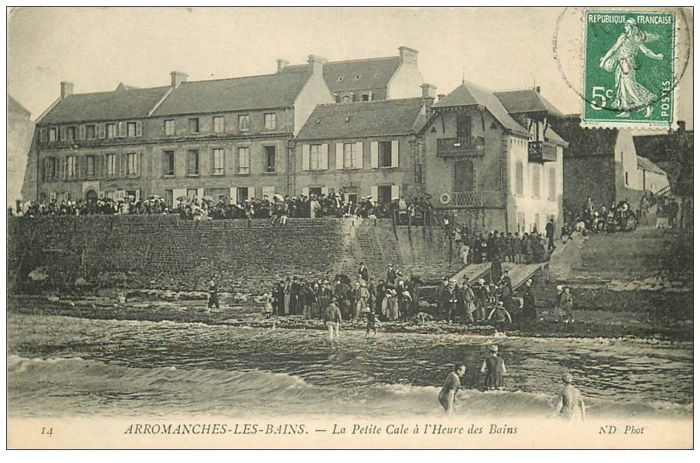 carte postale ancienne 14 ARROMANCHES. Petite Cale l'Heure des Bains 1909