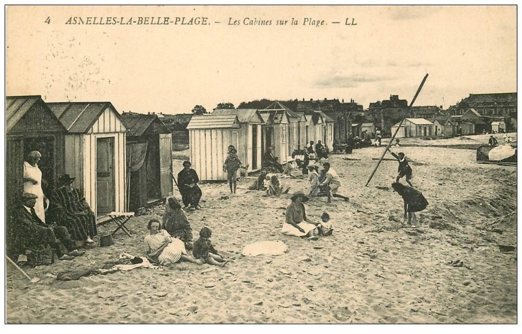 carte postale ancienne 14 ASNELLES-LA-BELLE-PLAGE. Les Cabines sur la Plage 1932