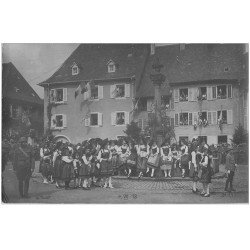 carte postale ancienne 67 CARTE PHOTO. Alsace Lorraine. Militaires Anglais et Alsaciennes Folkloriques