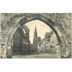 carte postale ancienne 67 STRASBOURG STRASSBURG. Goldgiessen durch das Spitaltor gesehen