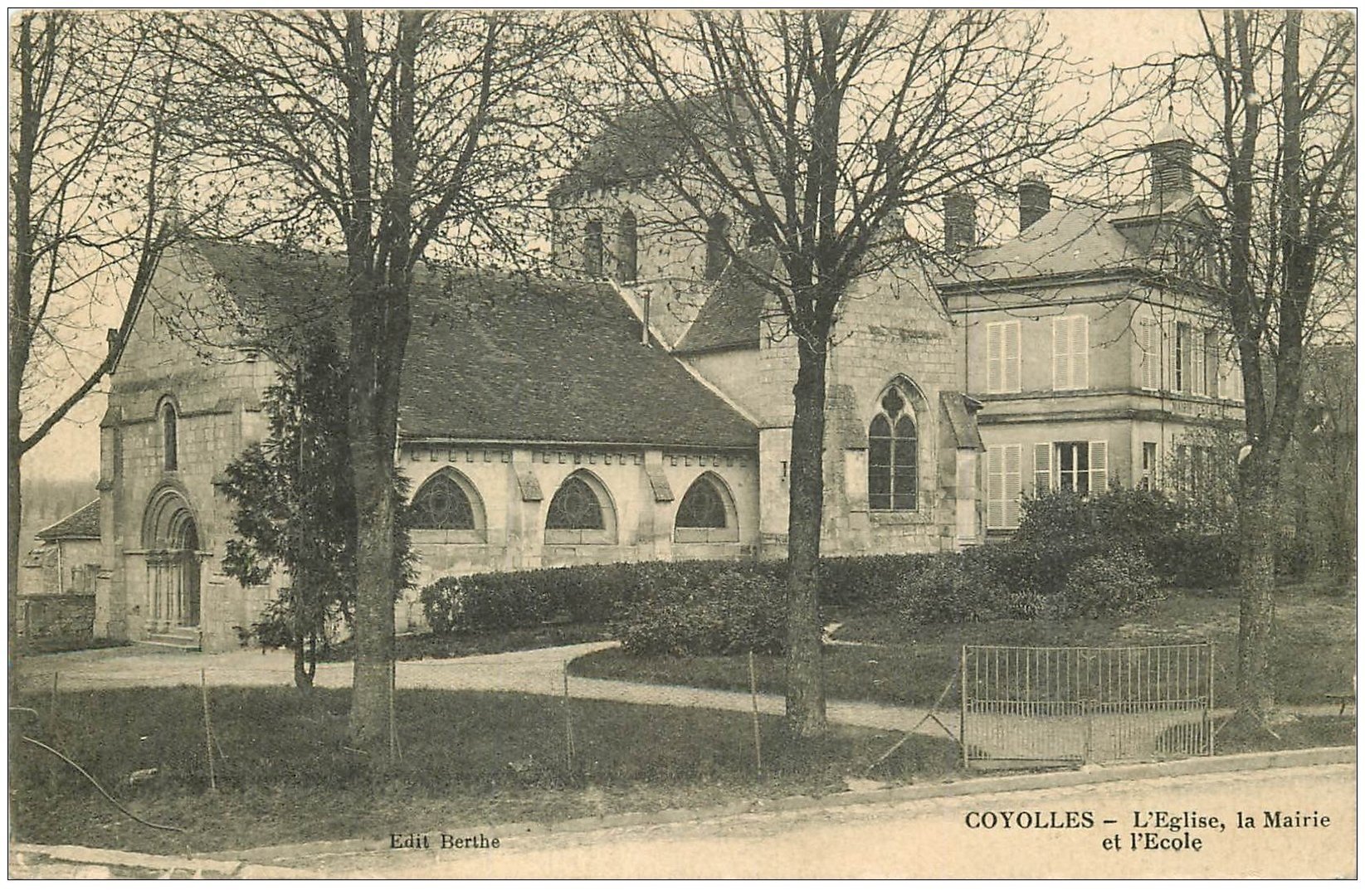 carte postale ancienne 02 COYOLLES. Eglise, Mairie et Ecole