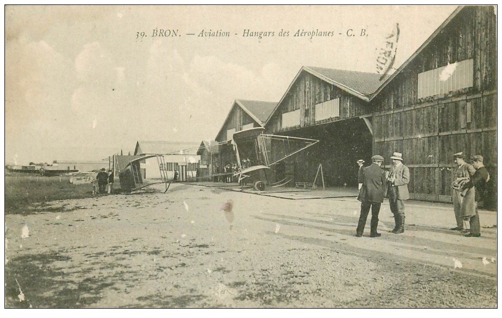 carte postale ancienne 69 BRON. Aviation Hangars des Aéroplanes. qq blancs..