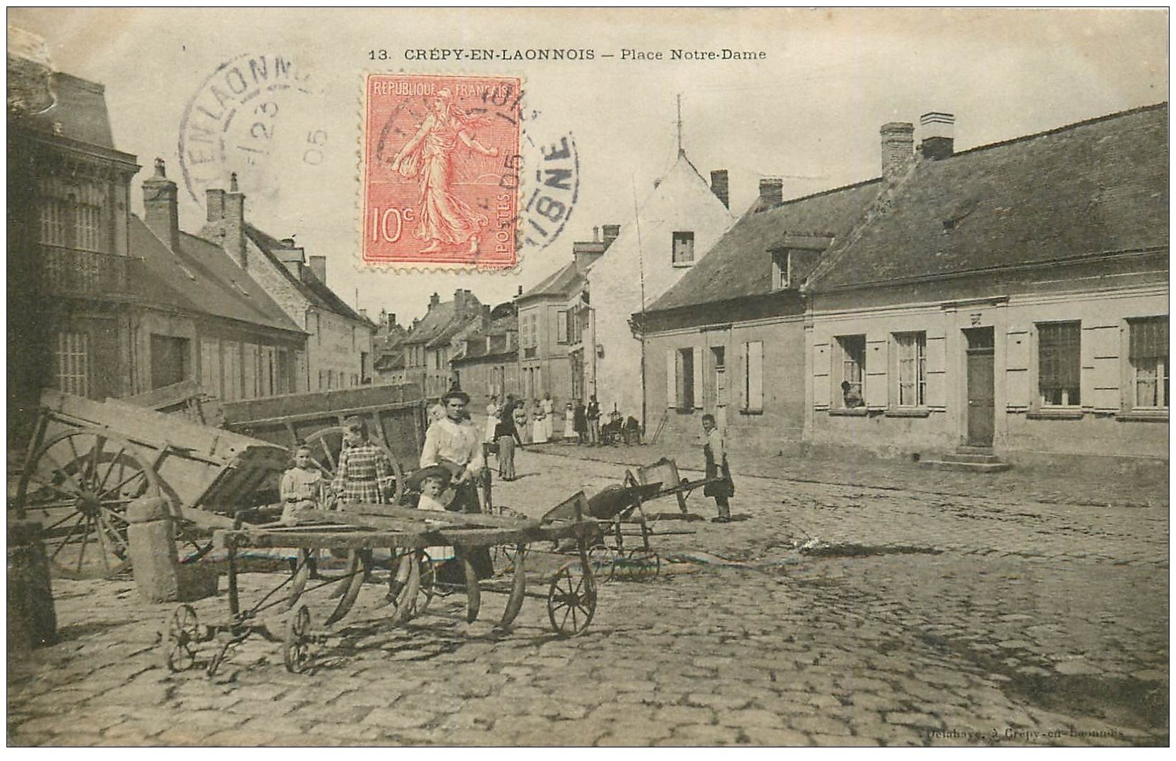 carte postale ancienne 02 CREPY-EN-LAONNOIS. Place Notre-Dame 1905. Machines agricoles