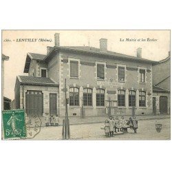 69 LENTILLY. Enfants devant Mairie et Ecoles 1907