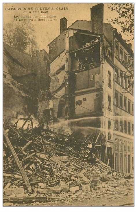 carte postale ancienne 69 LYON. Catastrophe Saint-Jean Cours Herbouville ruines 1932 Sauveteurs Secouristes
