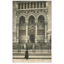 carte postale ancienne 69 LYON. Entrée Basilique 1932