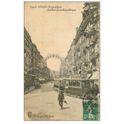 carte postale ancienne 69 LYON. Exposition Rue de la République 1914. Tramway "" Menier "" et "" Automobiline ""