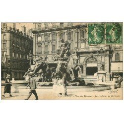 carte postale ancienne 69 LYON. Fontaine Place Terreaux 1926. Bazar Hôtel de Ville