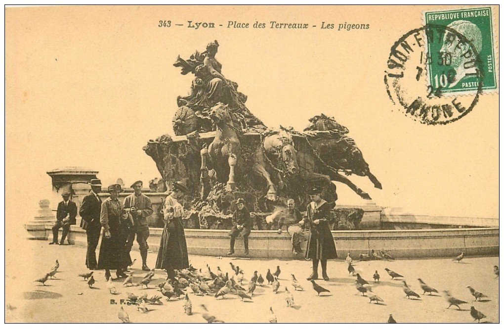 carte postale ancienne 69 LYON. Les Pigeons Place des Terreaux 1924
