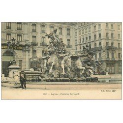 69 LYON. Ouvrier Nettoyeur Fontaine Bartholdi. Bazar Hôtel de Ville