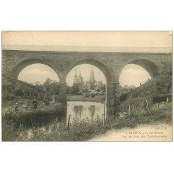carte postale ancienne 14 BAYEUX. Pêcheurs Pont des Trois Lanternes 1909