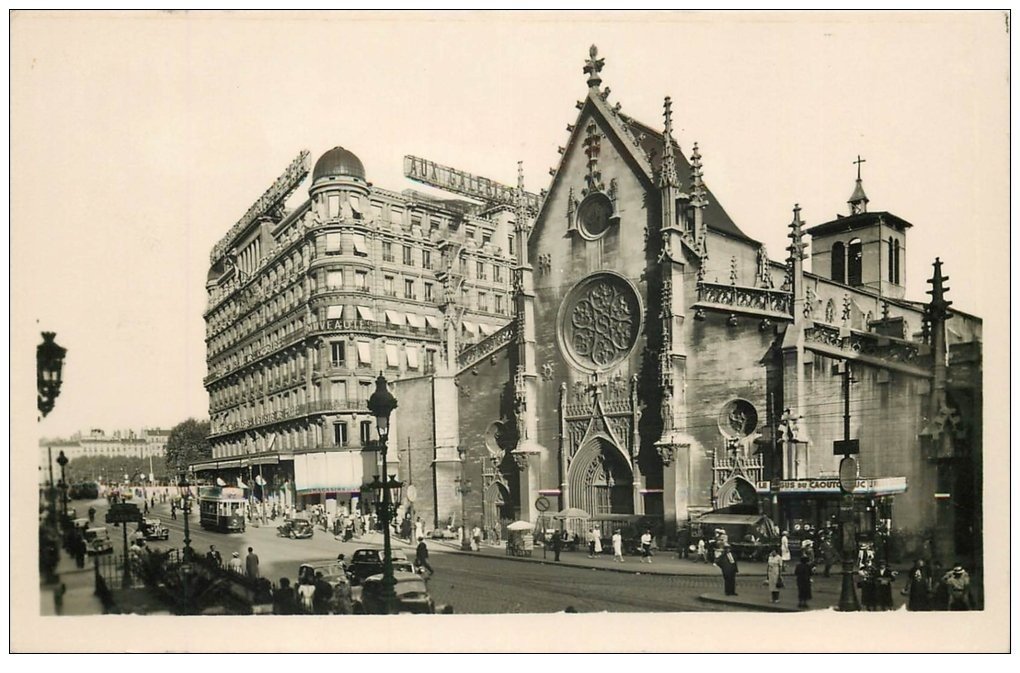 carte postale ancienne 69 LYON. Place Cordeliers Magasins Geleries Lafayette