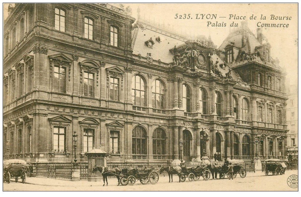 carte postale ancienne 69 LYON. Place de la Bourse Palais Commerce