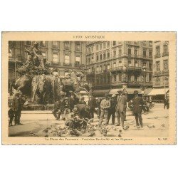 carte postale ancienne 69 LYON. Place Terreaux 1933 Pigeons et Fontaine Bartholdi