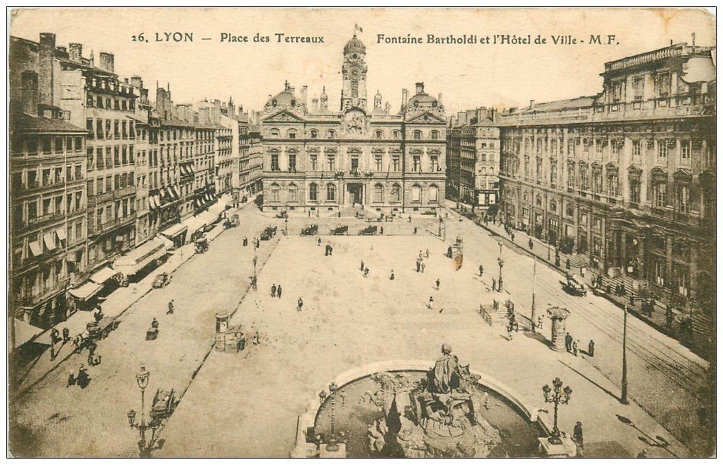 carte postale ancienne 69 LYON. Place Terreaux Fontaine Bartholdi