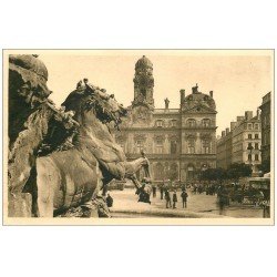 carte postale ancienne 69 LYON. Place Terreaux Fontaine Bartholdi Hôtel de Ville