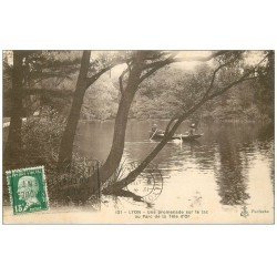 carte postale ancienne 69 LYON. Promenade en barque sur Lac Parc Tête d'Or 1926